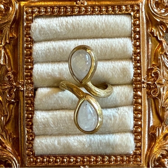 Vintage Gold Tone Bypass Ring with Moonstone Teardrop Cabochons – Size 7.25 - Picture 6 of 6